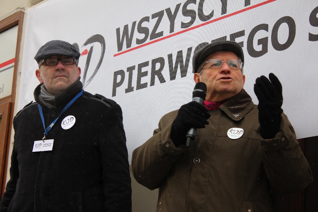 Dwie manifestacje w centrum Legnicy. Jedna za, druga przeciw