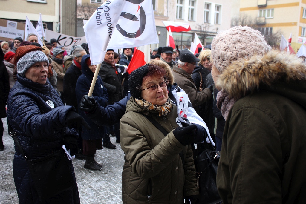 Dwie manifestacje w centrum Legnicy. Jedna za, druga przeciw