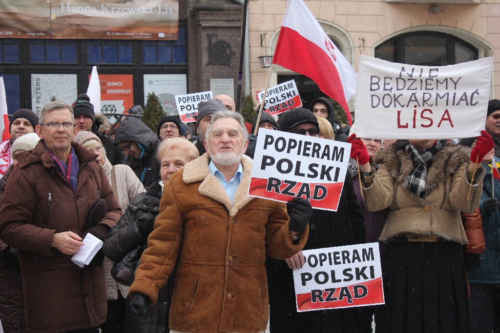Dwie manifestacje w centrum Legnicy. Jedna za, druga przeciw