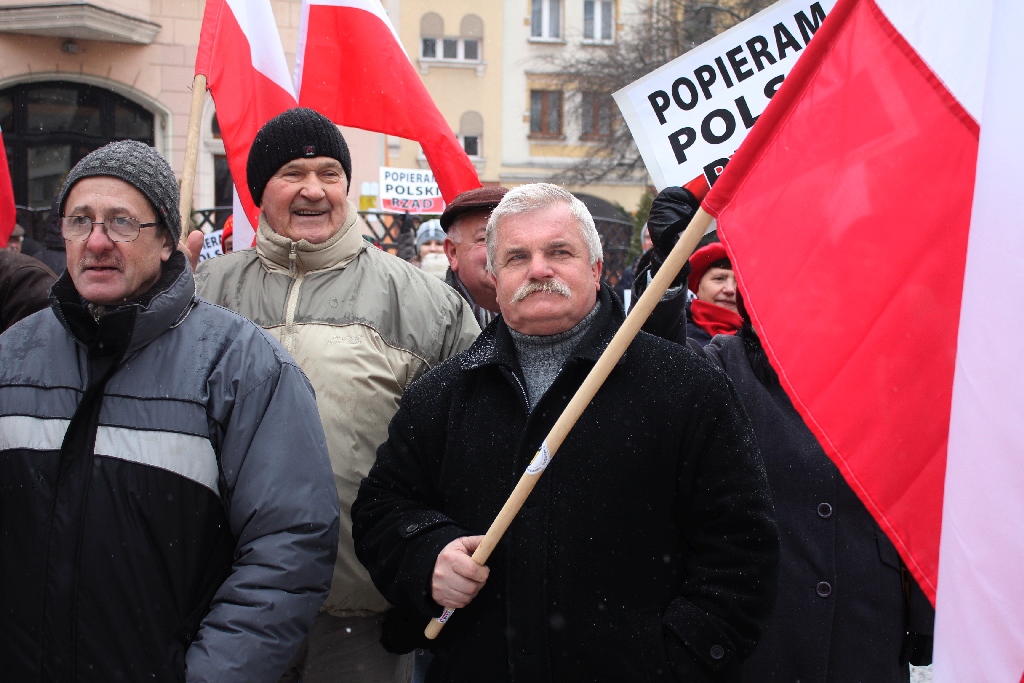 Dwie manifestacje w centrum Legnicy. Jedna za, druga przeciw
