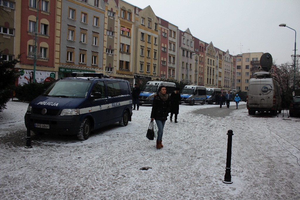 Dwie manifestacje w centrum Legnicy. Jedna za, druga przeciw
