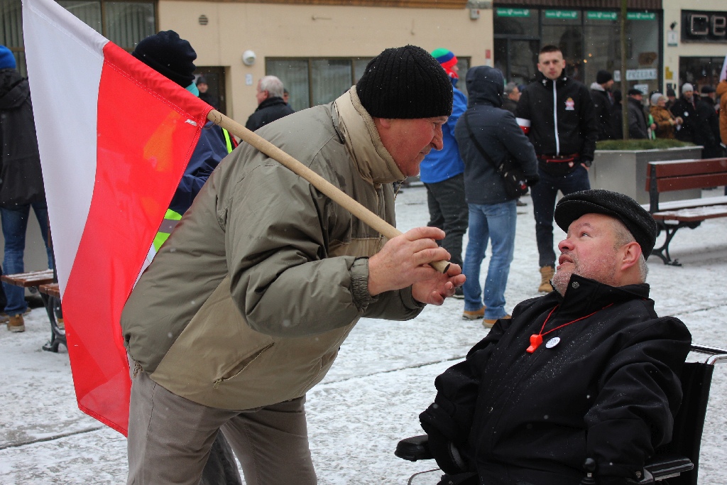 Dwie manifestacje w centrum Legnicy. Jedna za, druga przeciw