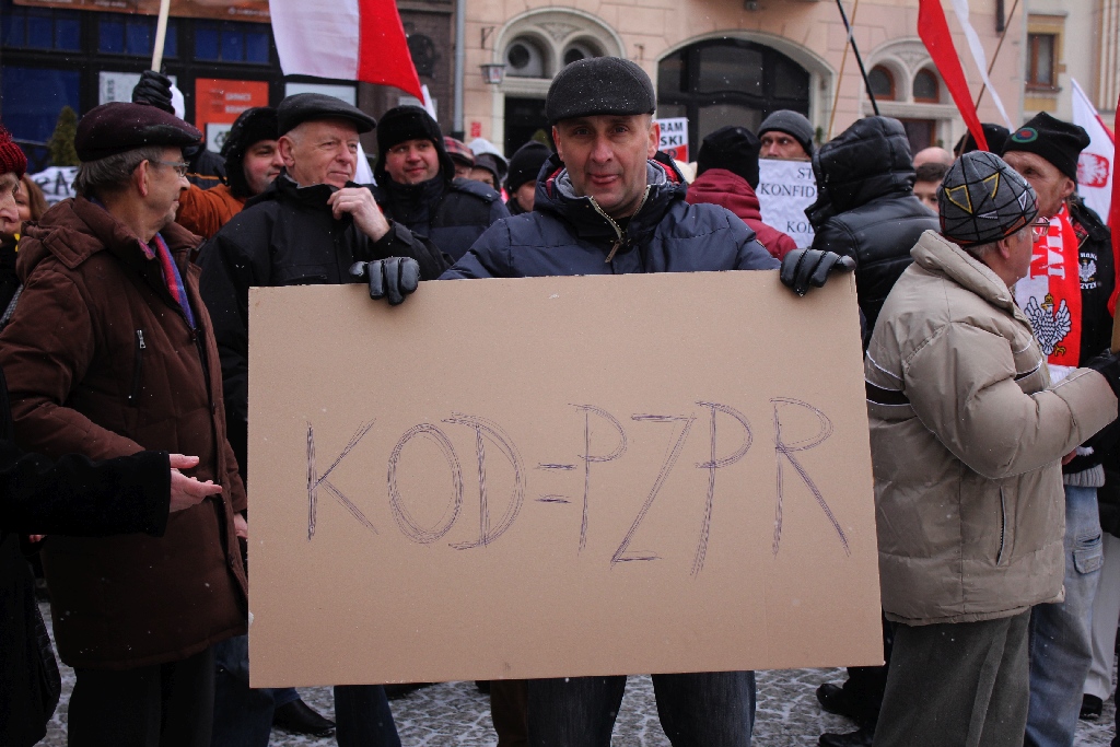 Dwie manifestacje w centrum Legnicy. Jedna za, druga przeciw