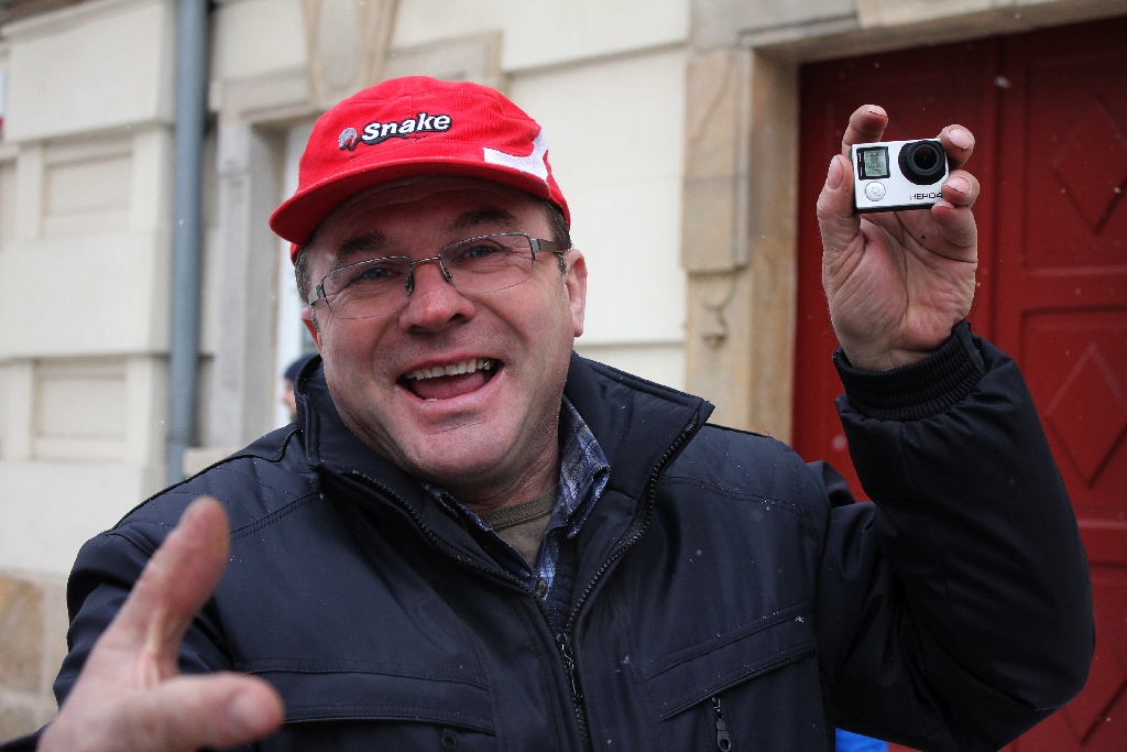 Dwie manifestacje w centrum Legnicy. Jedna za, druga przeciw