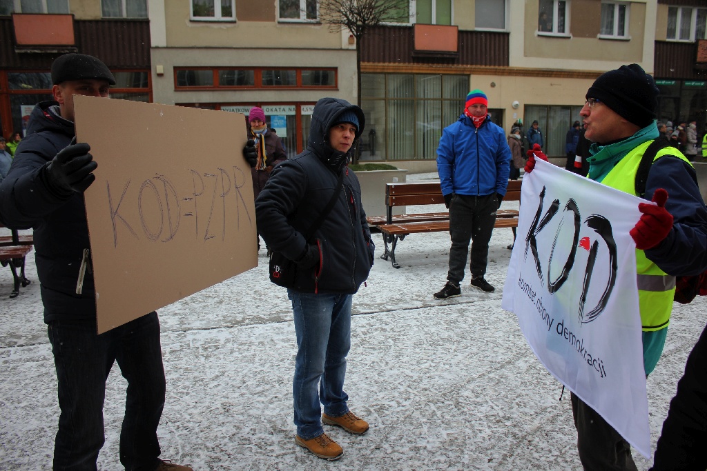 Dwie manifestacje w centrum Legnicy. Jedna za, druga przeciw