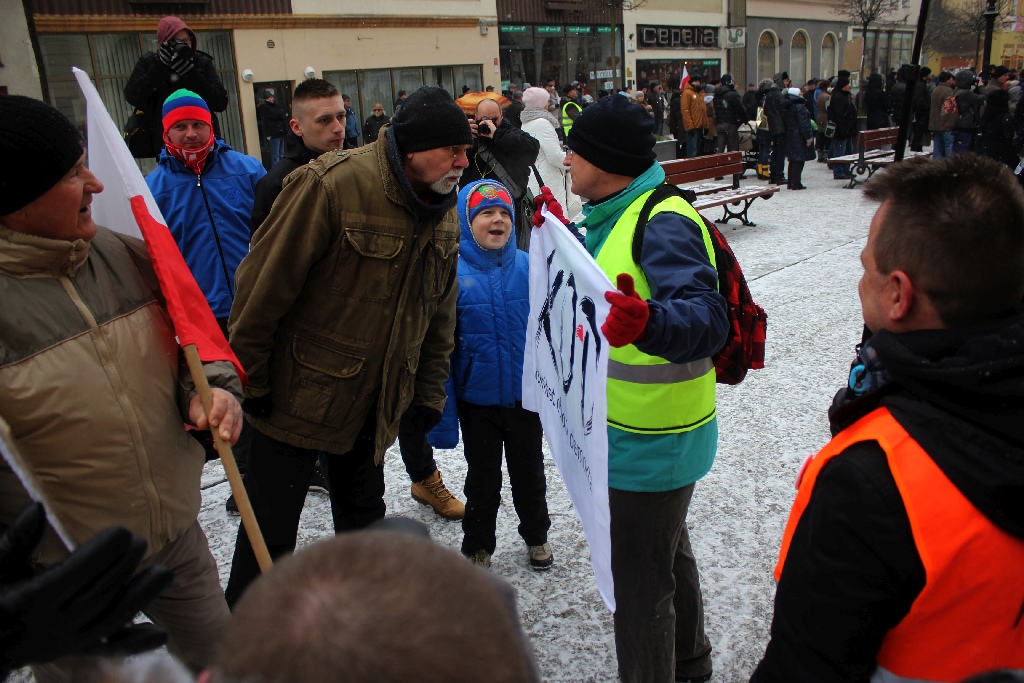 Dwie manifestacje w centrum Legnicy. Jedna za, druga przeciw