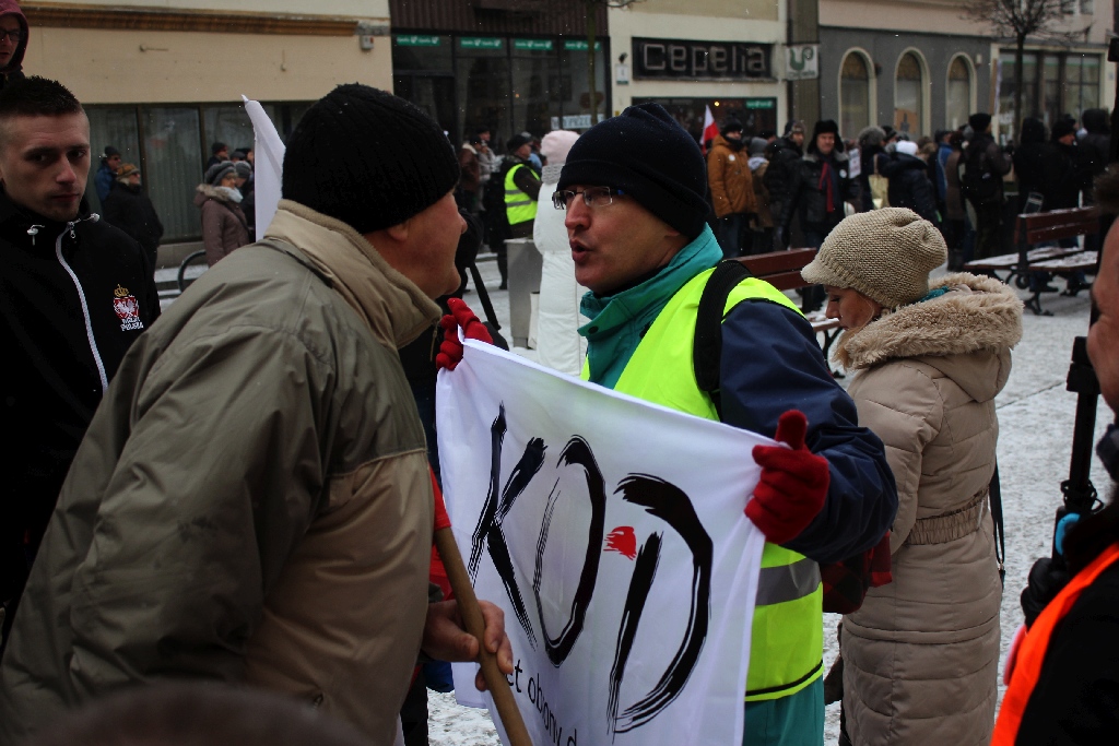 Dwie manifestacje w centrum Legnicy. Jedna za, druga przeciw