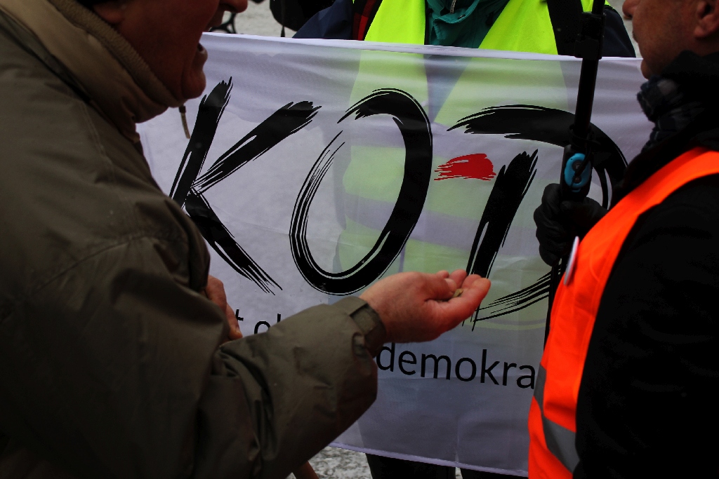 Dwie manifestacje w centrum Legnicy. Jedna za, druga przeciw