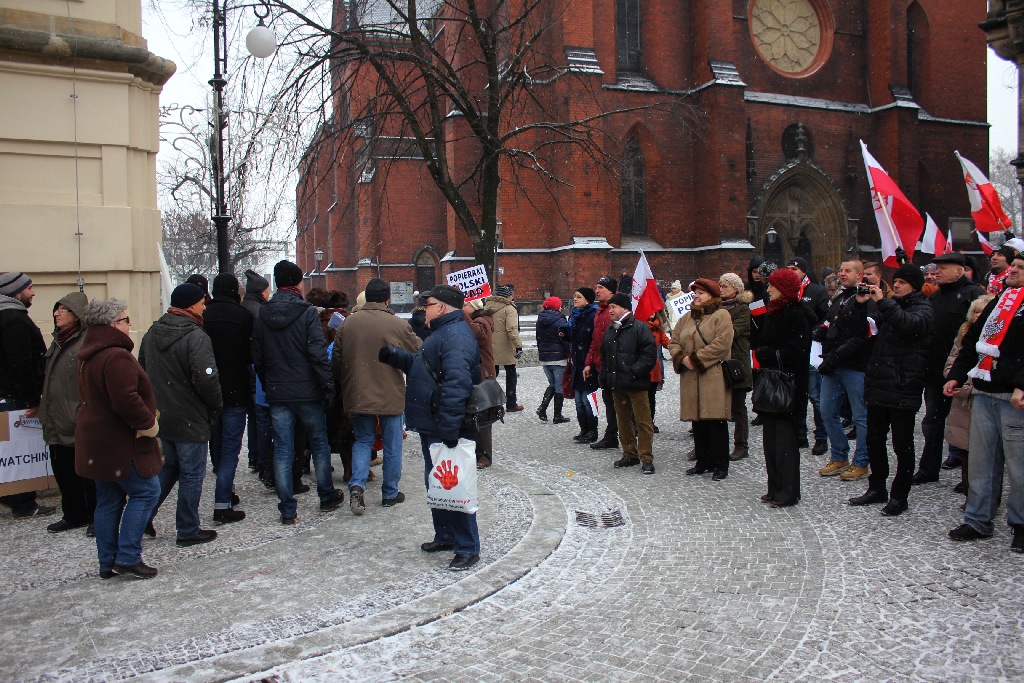 Dwie manifestacje w centrum Legnicy. Jedna za, druga przeciw