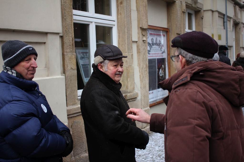 Dwie manifestacje w centrum Legnicy. Jedna za, druga przeciw