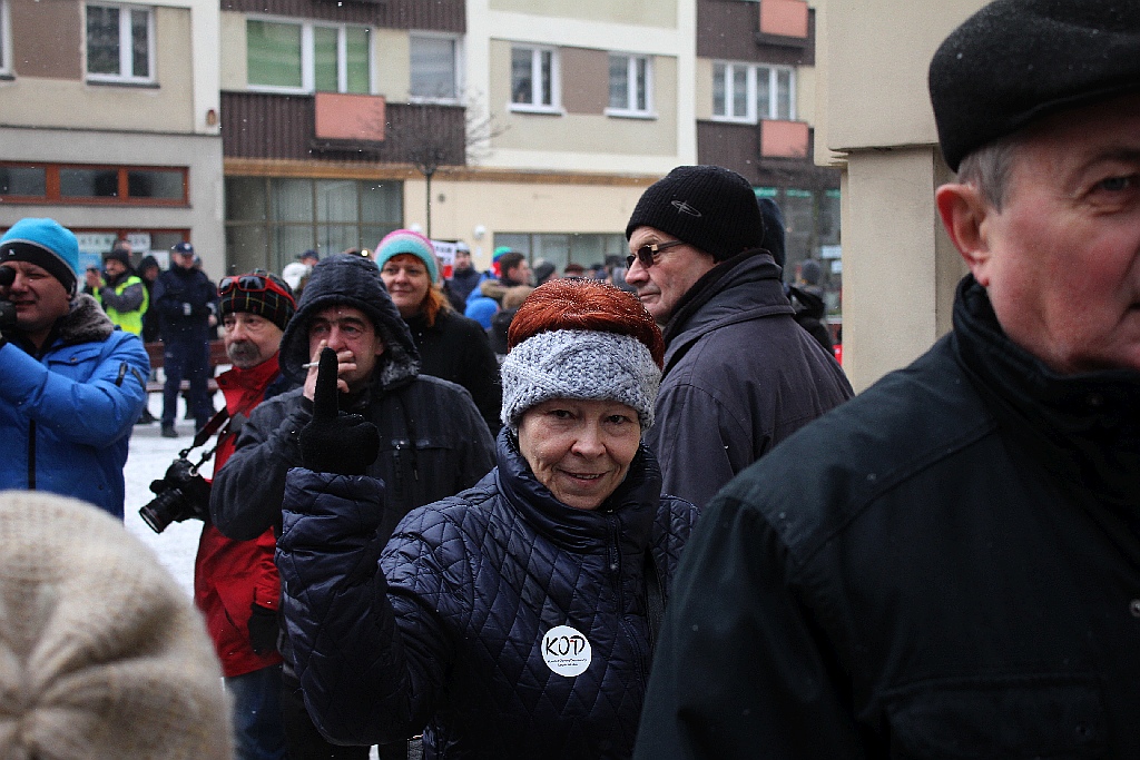 Dwie manifestacje w centrum Legnicy. Jedna za, druga przeciw
