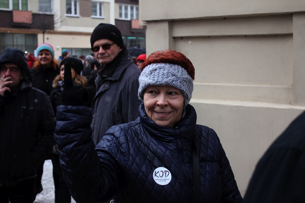 Dwie manifestacje w centrum Legnicy. Jedna za, druga przeciw