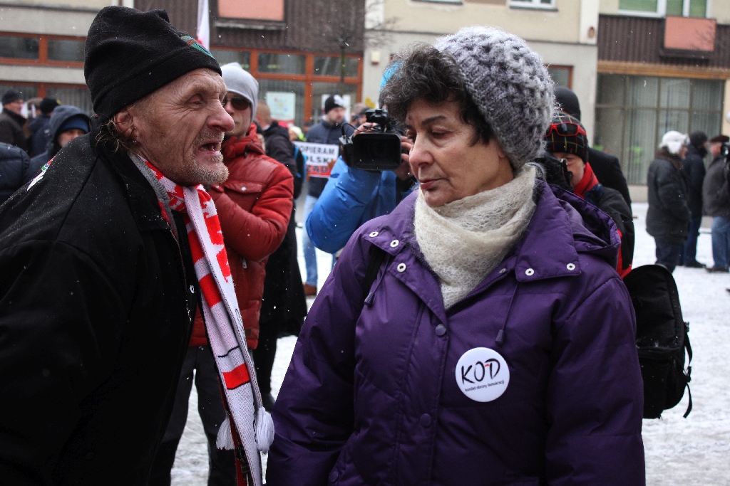 Dwie manifestacje w centrum Legnicy. Jedna za, druga przeciw