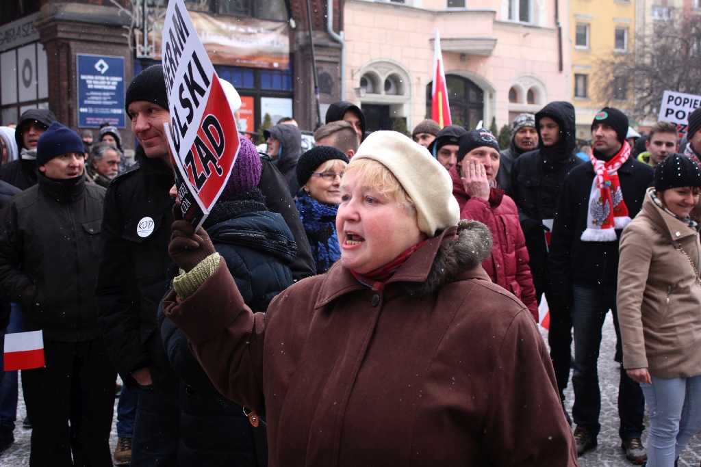 Dwie manifestacje w centrum Legnicy. Jedna za, druga przeciw