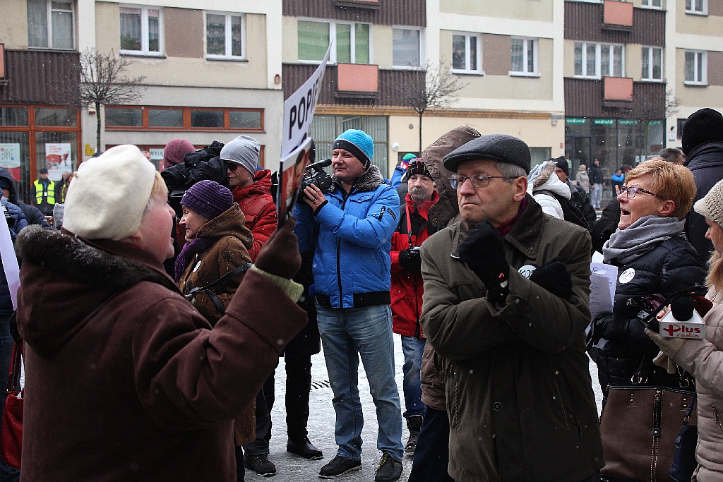 Dwie manifestacje w centrum Legnicy. Jedna za, druga przeciw