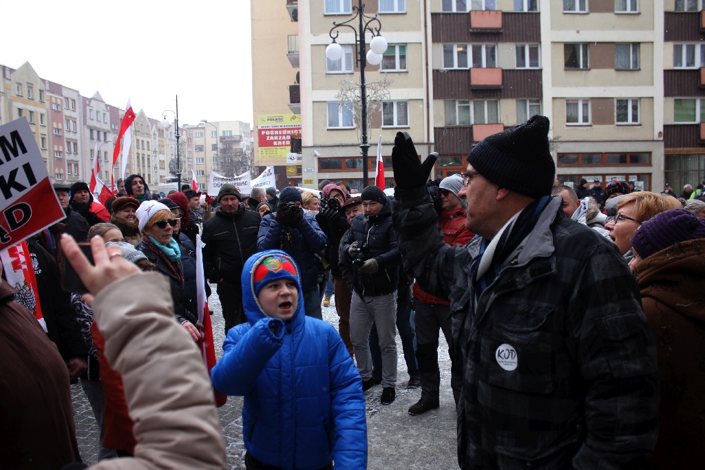 Dwie manifestacje w centrum Legnicy. Jedna za, druga przeciw
