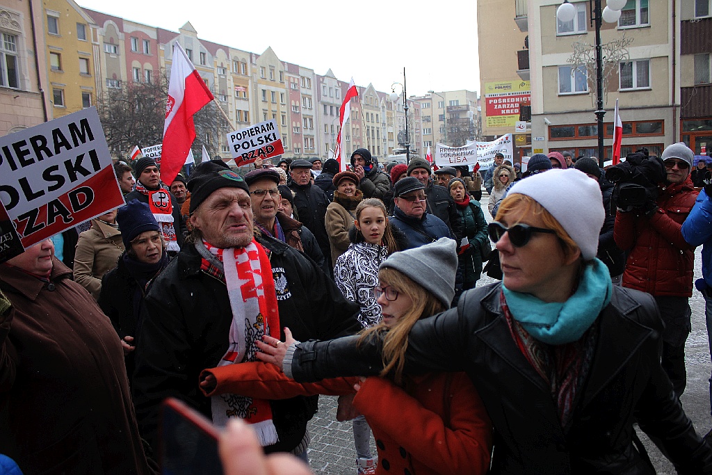 Dwie manifestacje w centrum Legnicy. Jedna za, druga przeciw