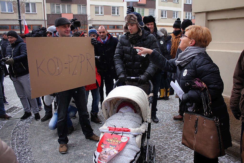 Dwie manifestacje w centrum Legnicy. Jedna za, druga przeciw