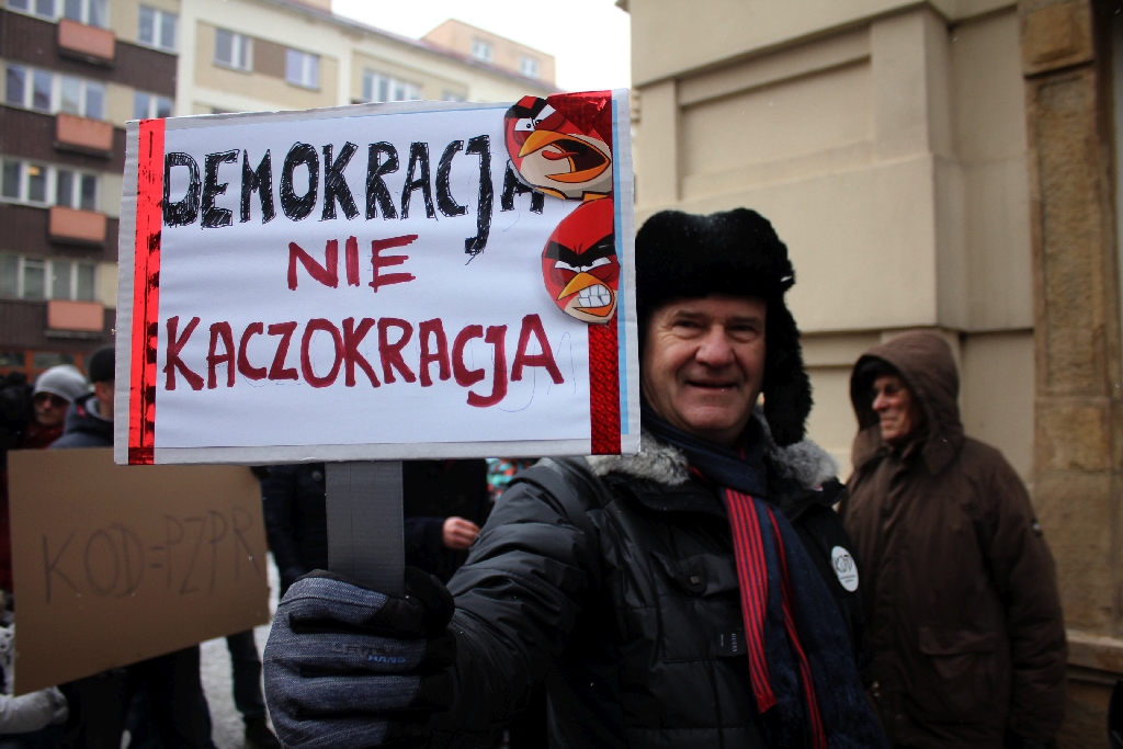 Dwie manifestacje w centrum Legnicy. Jedna za, druga przeciw