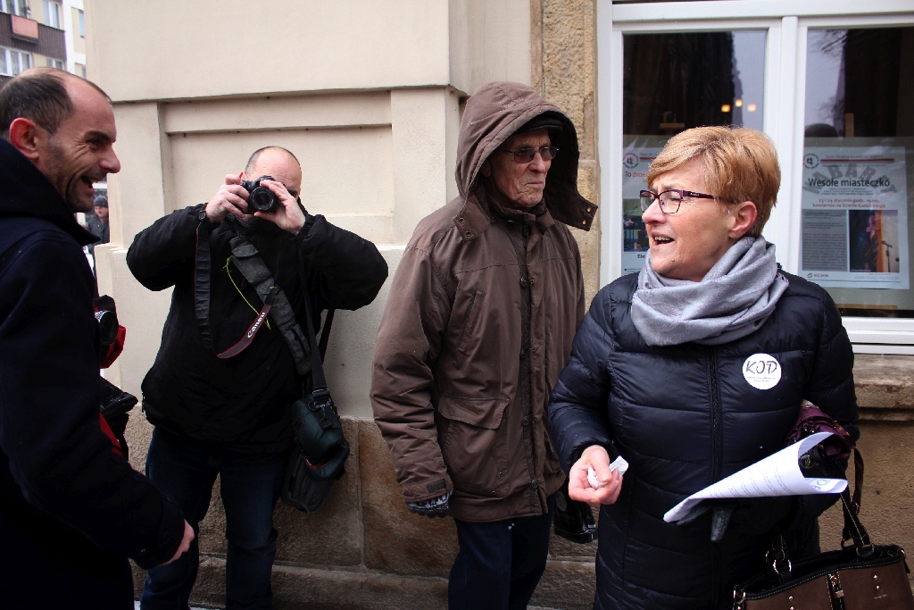 Dwie manifestacje w centrum Legnicy. Jedna za, druga przeciw