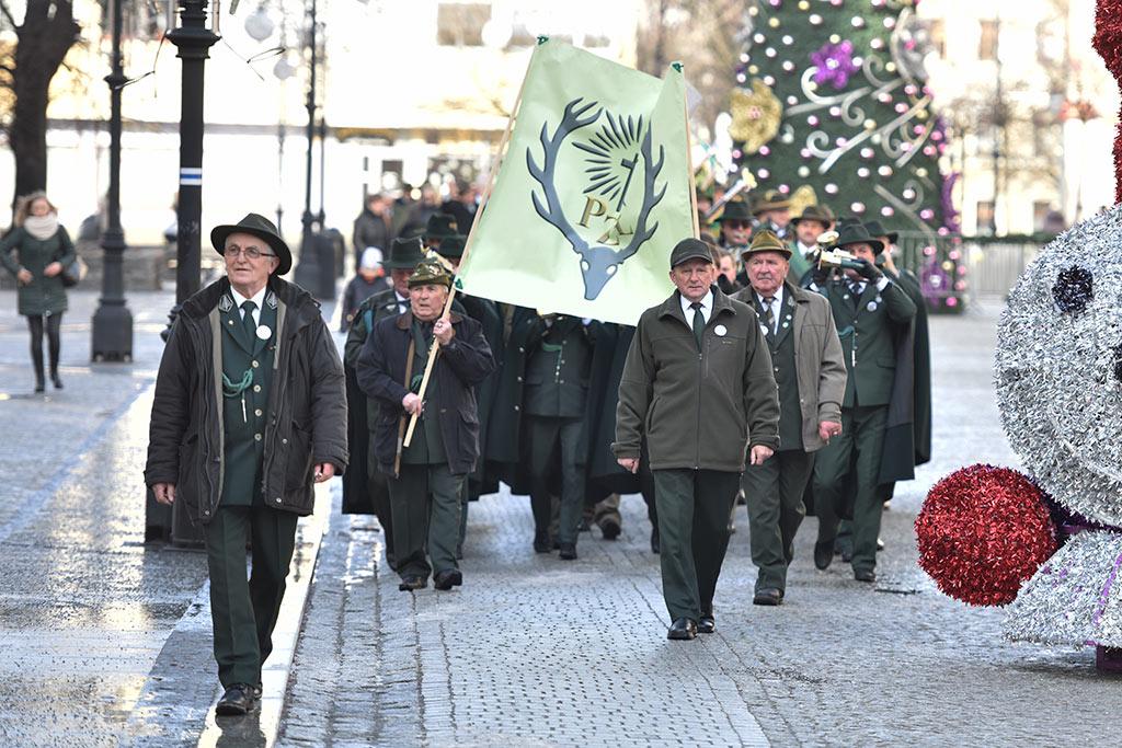 Legniccy myśliwi kolędowali i częstowali grochówką na rynku