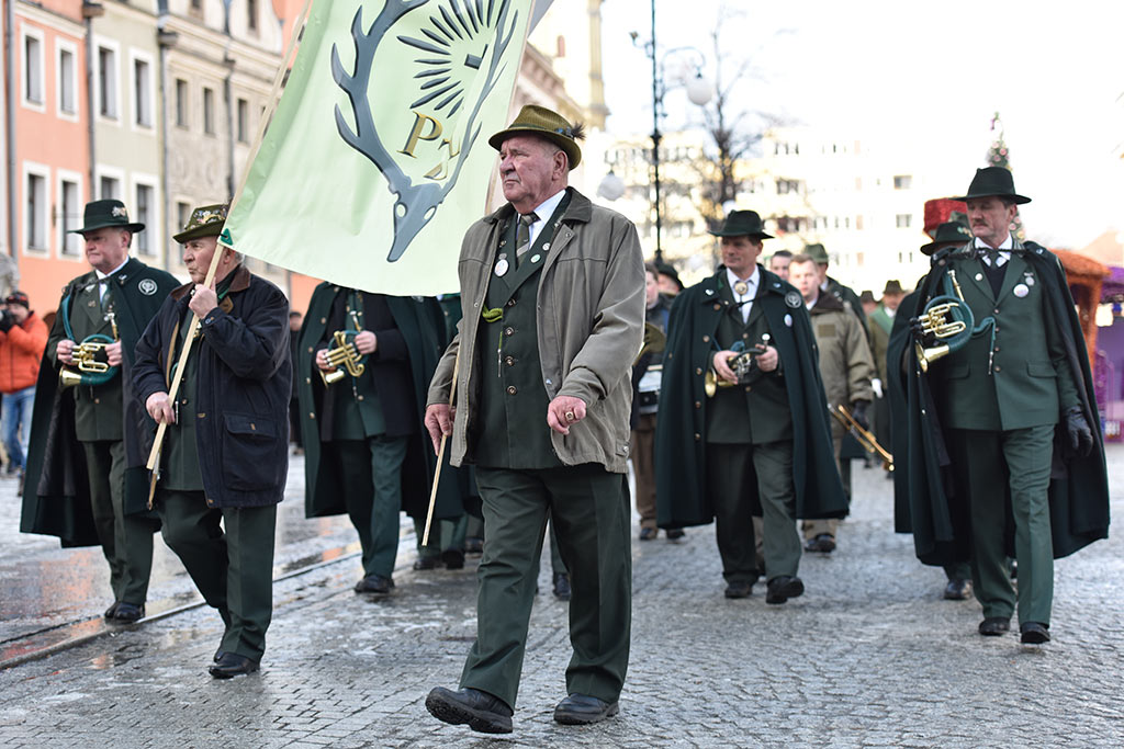Legniccy myśliwi kolędowali i częstowali grochówką na rynku