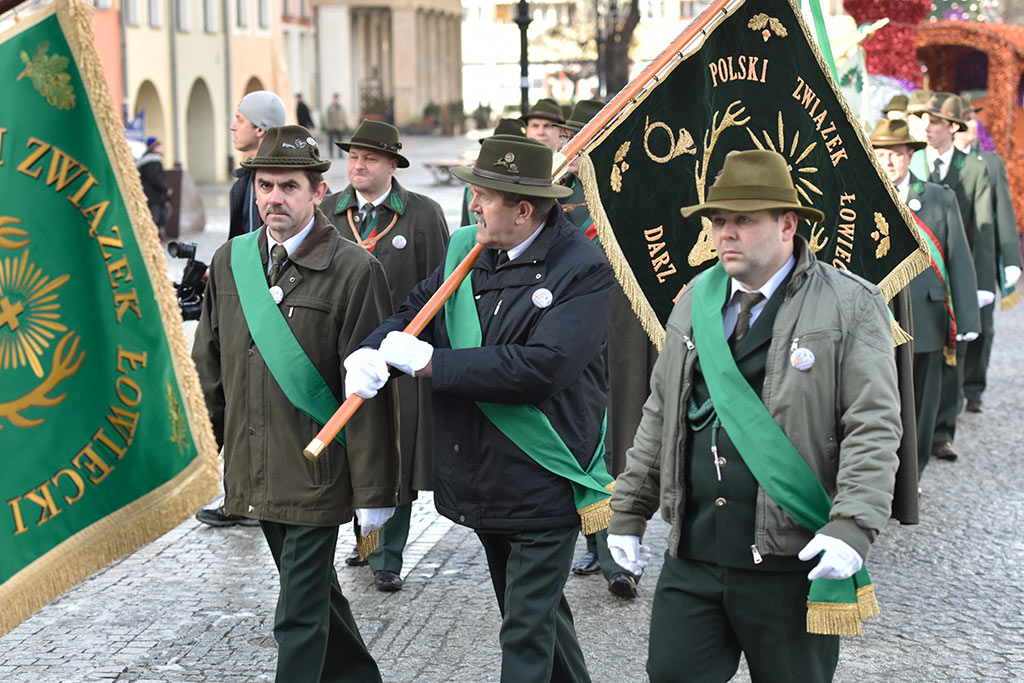 Legniccy myśliwi kolędowali i częstowali grochówką na rynku