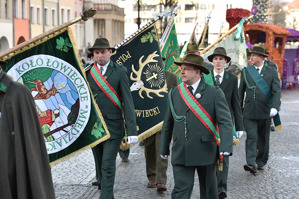 Legniccy myśliwi kolędowali i częstowali grochówką na rynku