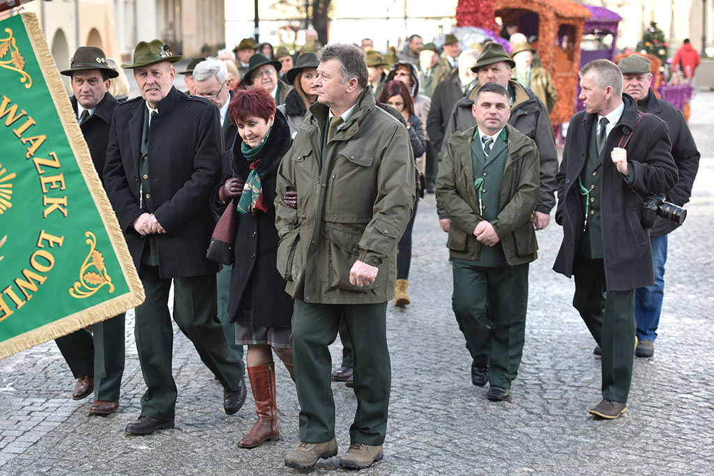 Legniccy myśliwi kolędowali i częstowali grochówką na rynku