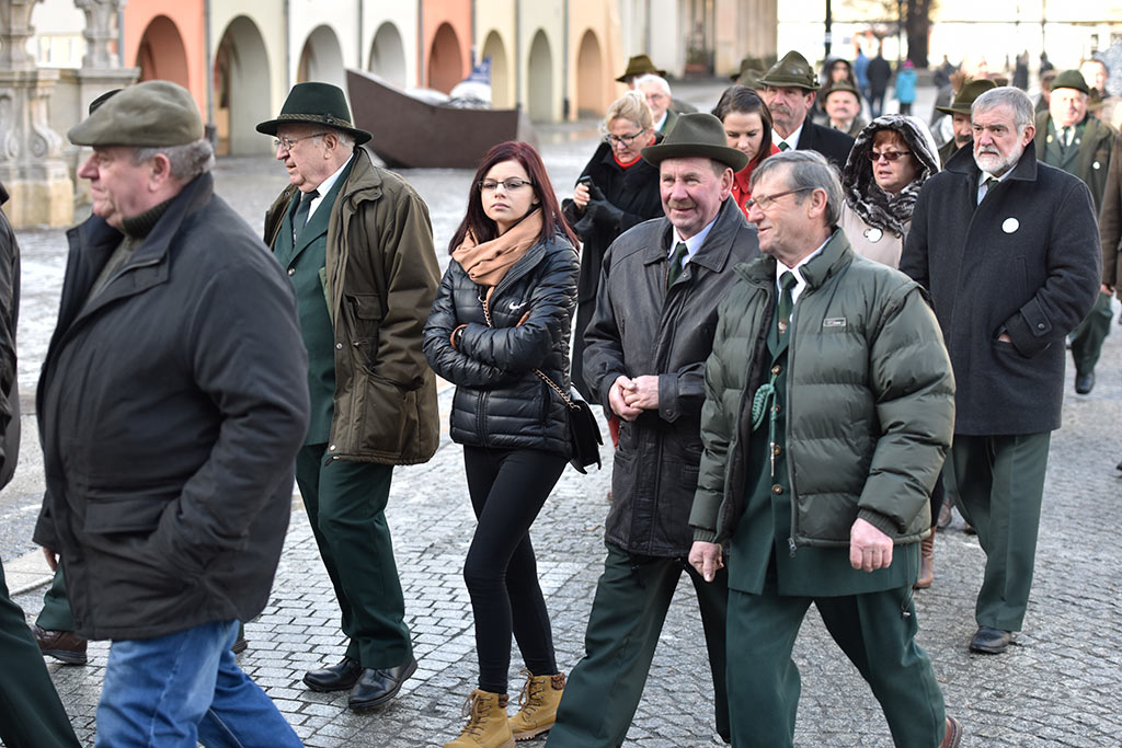 Legniccy myśliwi kolędowali i częstowali grochówką na rynku