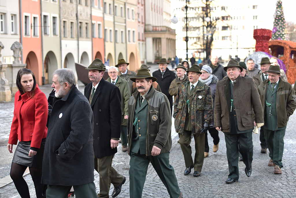 Legniccy myśliwi kolędowali i częstowali grochówką na rynku