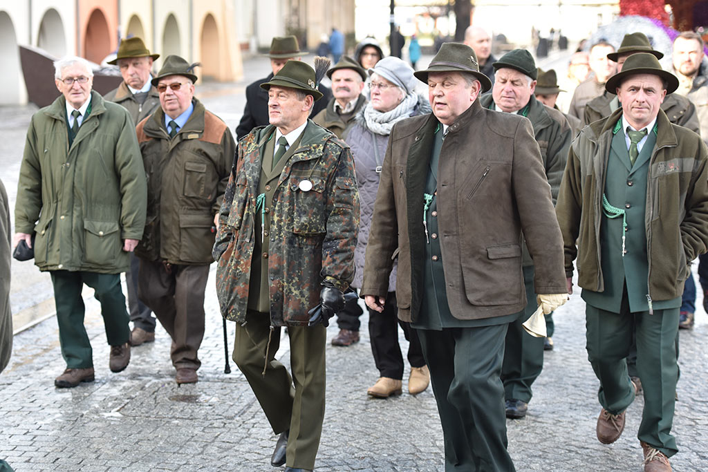 Legniccy myśliwi kolędowali i częstowali grochówką na rynku