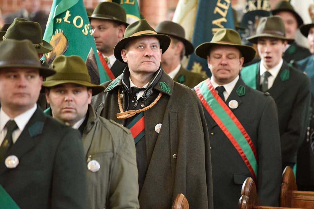 Legniccy myśliwi kolędowali i częstowali grochówką na rynku