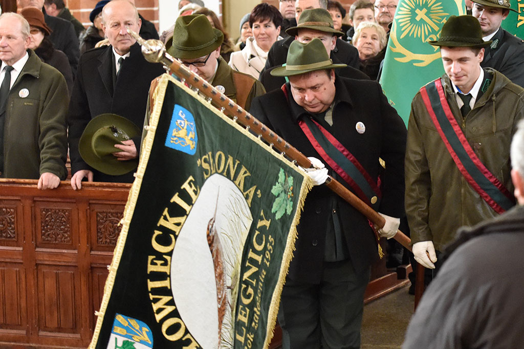 Legniccy myśliwi kolędowali i częstowali grochówką na rynku