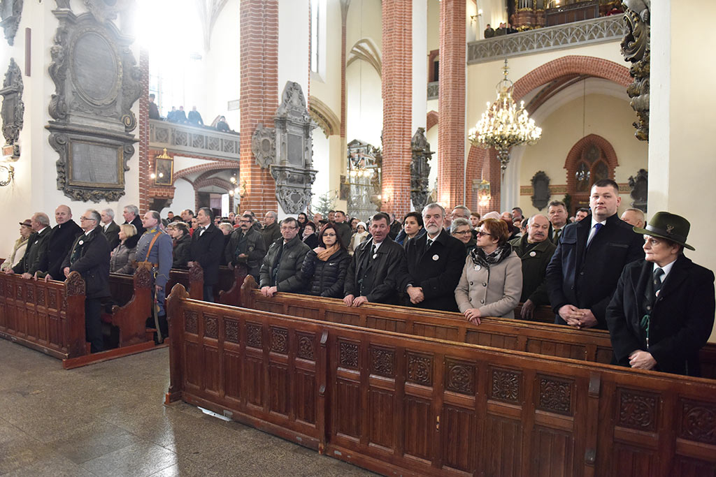 Legniccy myśliwi kolędowali i częstowali grochówką na rynku