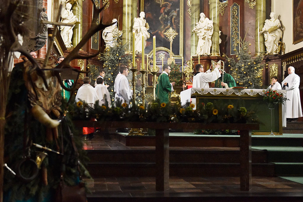 Legniccy myśliwi kolędowali i częstowali grochówką na rynku
