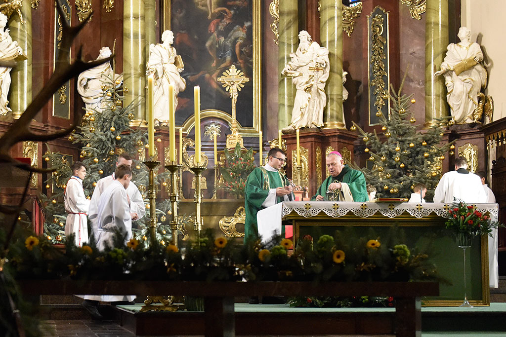 Legniccy myśliwi kolędowali i częstowali grochówką na rynku