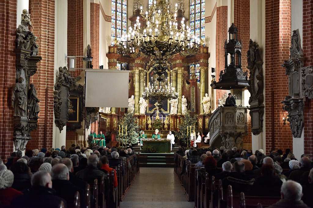 Legniccy myśliwi kolędowali i częstowali grochówką na rynku