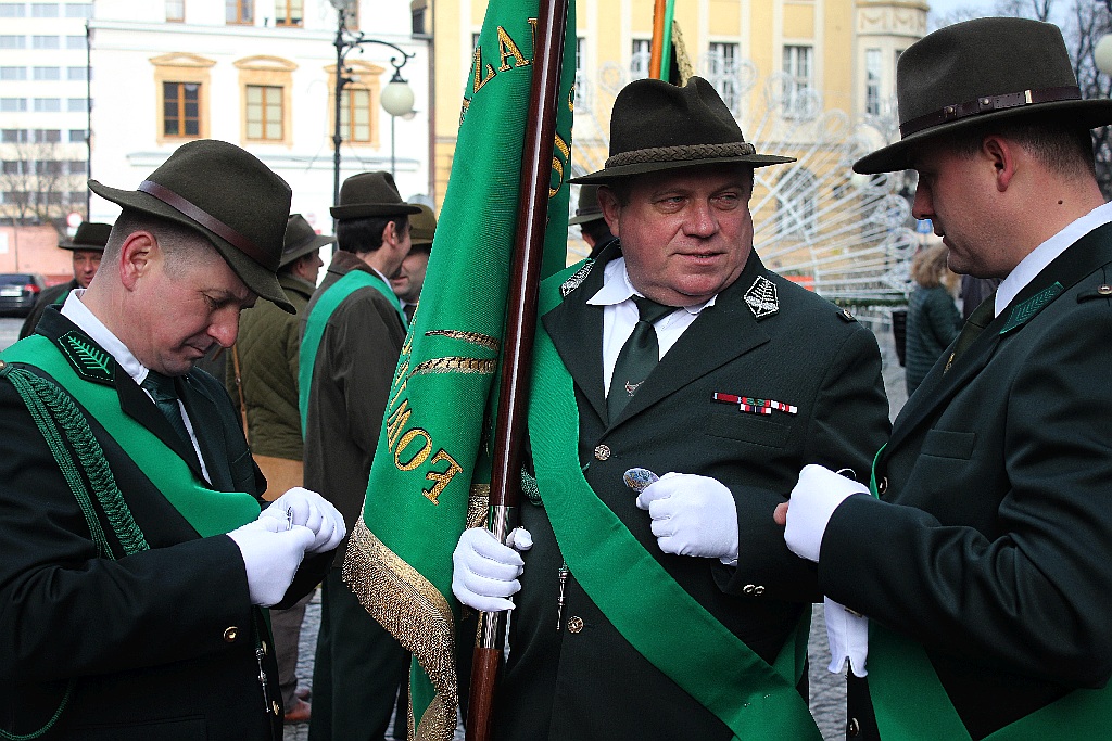 Legniccy myśliwi kolędowali i częstowali grochówką na rynku