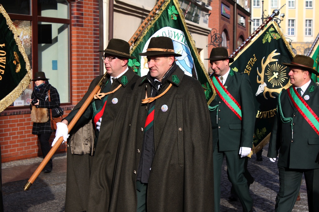 Legniccy myśliwi kolędowali i częstowali grochówką na rynku