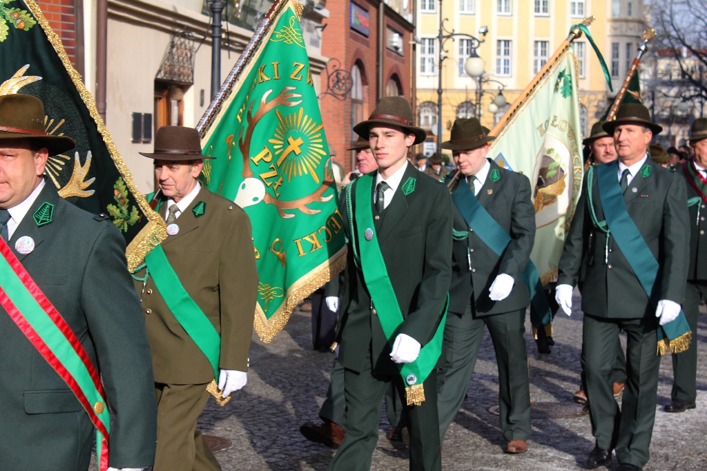 Legniccy myśliwi kolędowali i częstowali grochówką na rynku