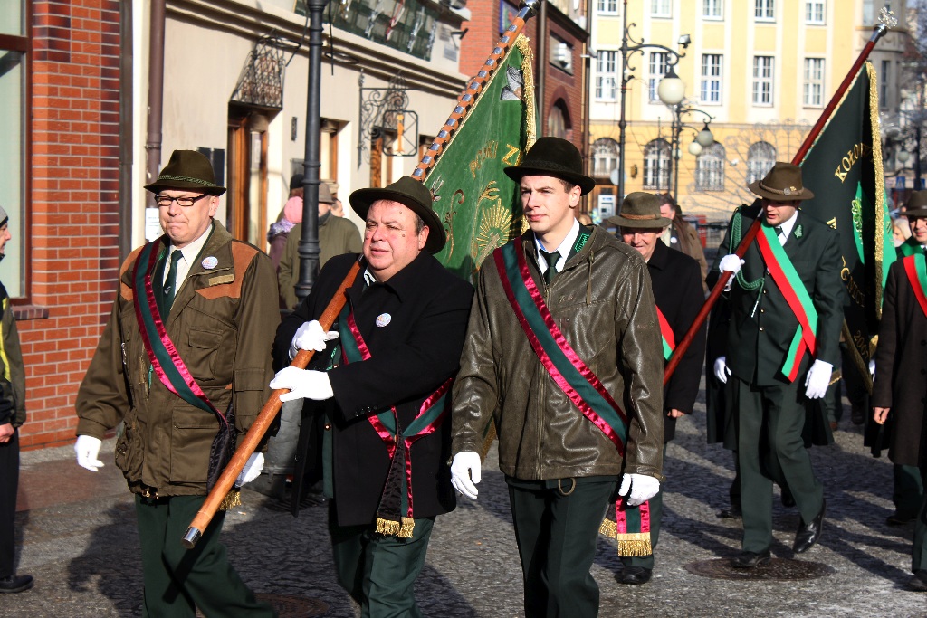 Legniccy myśliwi kolędowali i częstowali grochówką na rynku