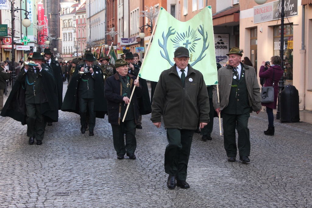 Legniccy myśliwi kolędowali i częstowali grochówką na rynku