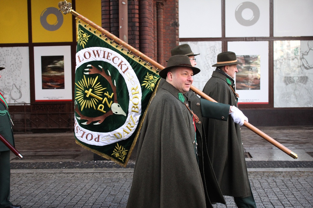 Legniccy myśliwi kolędowali i częstowali grochówką na rynku