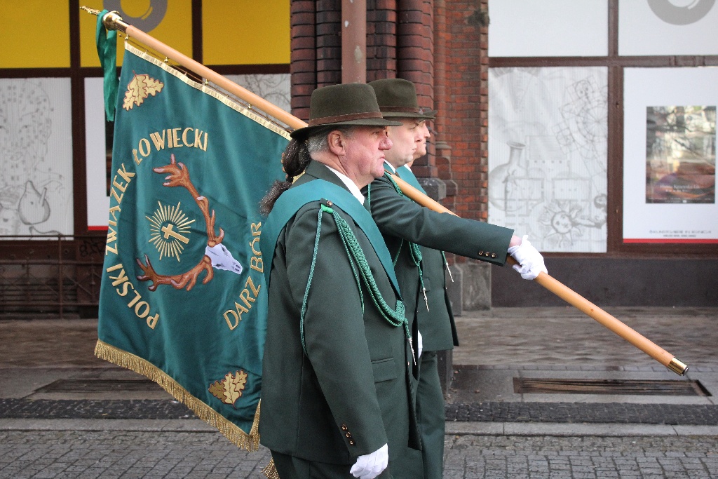 Legniccy myśliwi kolędowali i częstowali grochówką na rynku