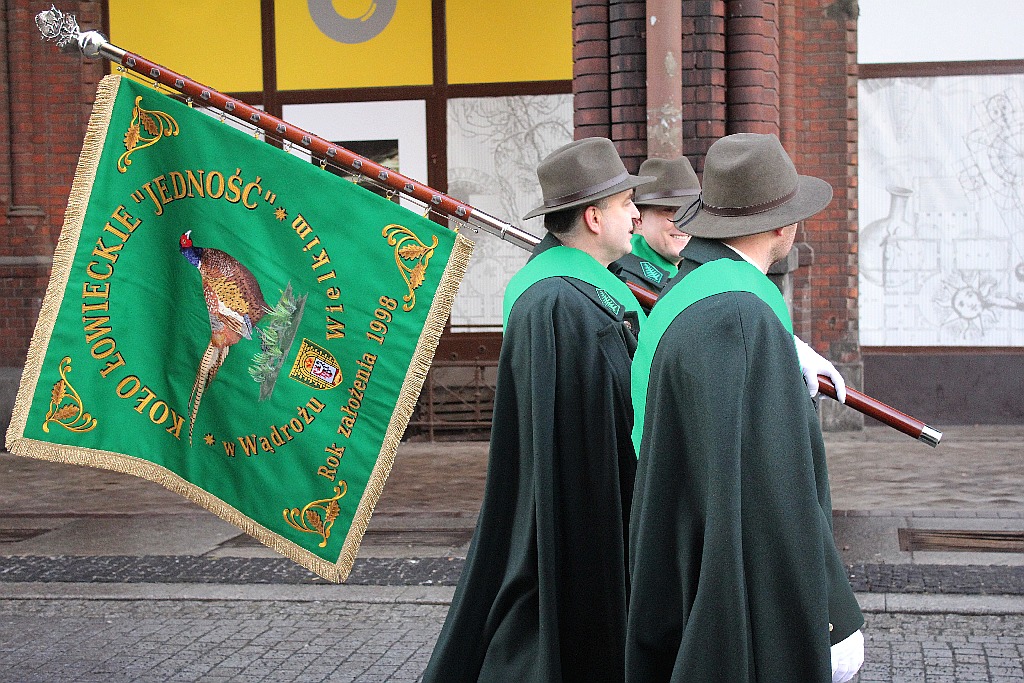 Legniccy myśliwi kolędowali i częstowali grochówką na rynku