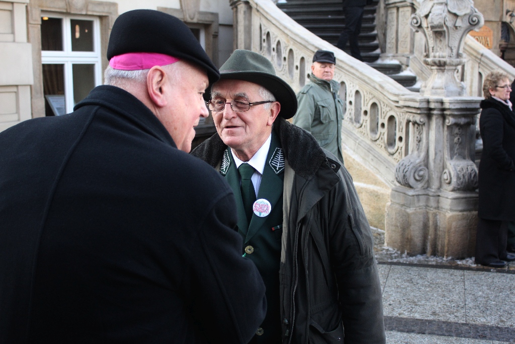 Legniccy myśliwi kolędowali i częstowali grochówką na rynku