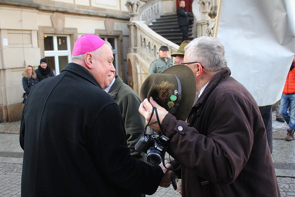 Legniccy myśliwi kolędowali i częstowali grochówką na rynku