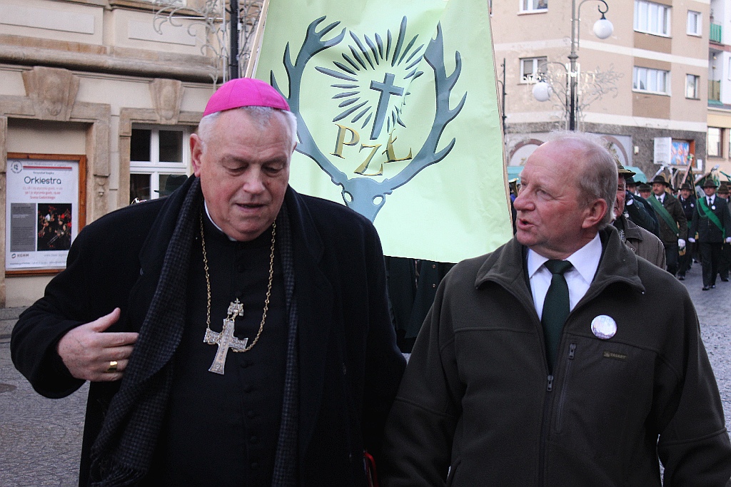 Legniccy myśliwi kolędowali i częstowali grochówką na rynku