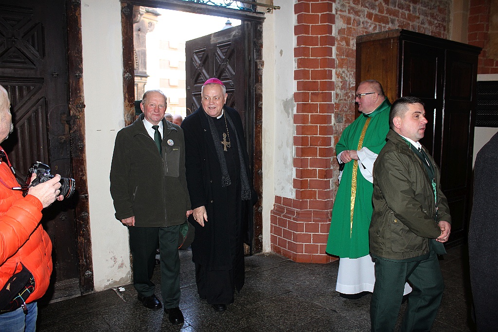 Legniccy myśliwi kolędowali i częstowali grochówką na rynku